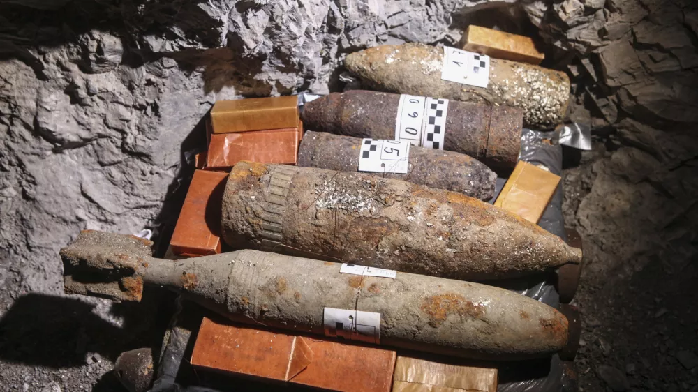 ﻿- mine - topovska granata - razstrelivo - neeksplodirana ubojna sredstva - - 12.12.2015 - iskalna akcija in uničenje neeksplodiranih ubojnih sredstev, Renški vrh nad Novo Gorico  ///FOTO: Luka Cjuha. / Foto: Luka Cjuha