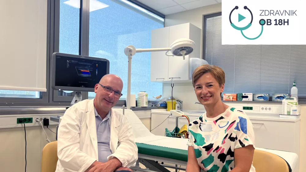 Specialist splošne in žilne kirurgije doc. dr. Mladen Gasparini je v pogovoru z moderatorko Vanjo Badovinac poudaril, da imajo pacienti z napredovalo obliko kronične venske bolezni povečano tveganje za nekatera druga obolenja arterijskega sistema, infarkte in celo skrajšano življenjsko dobo. (Foto: Aetas)