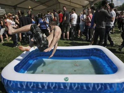 Polnjenje bazena lahko zelo poviša račun za vodo
