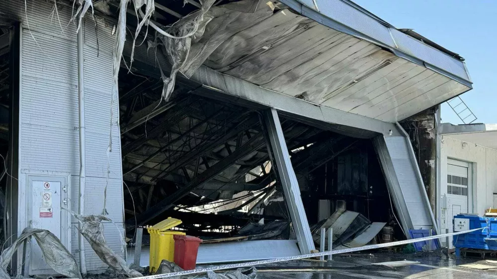 V podjetju naj bi ravno izdelovali novo plovilo, pogorelo je vse. Foto: bralec