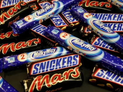 FILE PHOTO: Mars and Snickers bars are seen in this picture illustration taken in Berlin, Germany on February 23, 2016.  REUTERS/Fabrizio Bensch/Illustration/File Photo