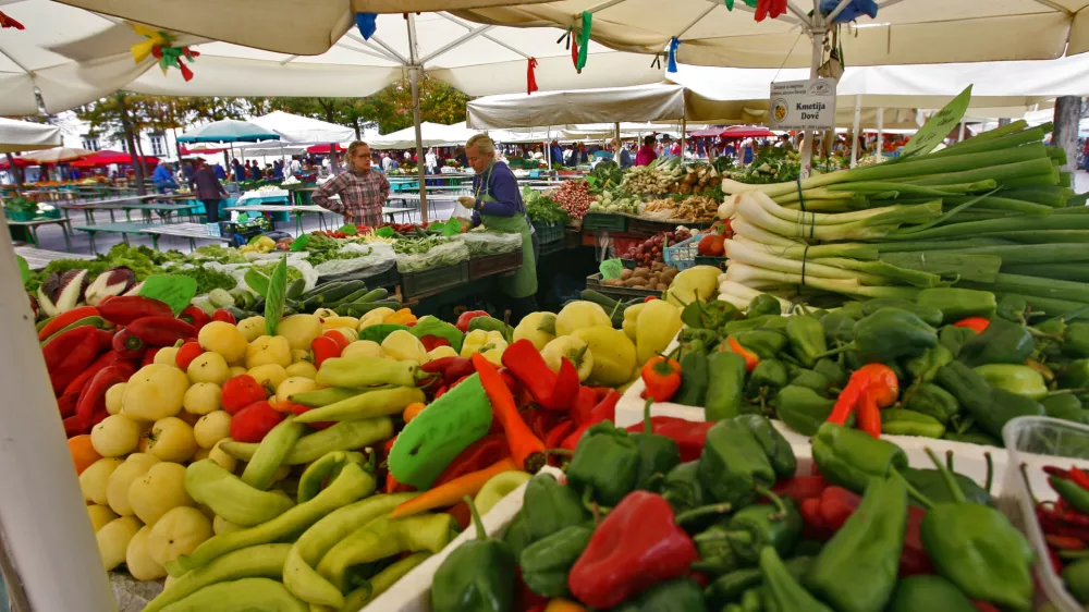 zelenjava - Ljubljanska tržnica - socialno življenje - življenski standard - kriza - //FOTO: Tomaž Skale