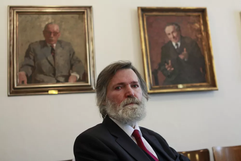 ﻿dr. Milček Komelj, umetnostni zgodovinar, pesnik, publicist in likovni kritik, predsednik najstarejšega slovenskega znanstvenega in kulturnega društva Slovenska matica//FOTO: Luka Cjuha