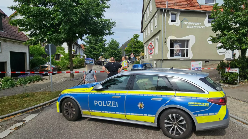 26 June 2025, Baden-Württemberg, Wangen: Police cordons off a road in Wangen's district of Goeppingen, after a man was shot dead while approaching two police officers with a knife. A 27-year-old man brandishing a knife was shot dead by police on Thursday in the German town of Wangen, to the east of Stuttgart. The man had attacked the police officers with the knife, according to the criminal police office in Stuttgart. The officers responded by firing several shots. Photo: Andreas Rosar/dpa