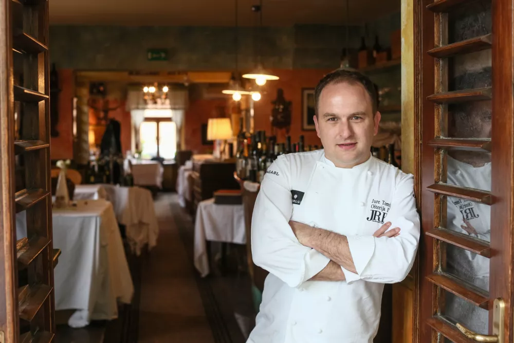 ﻿Jure Tomič, kuhar in sommelier - prejemnik nagrade organizacije JRE - Jeunes Restaurateurs d'Europe za najboljši servis - 17.05.2019 – Družinska restavracija Ošterija Debeluh, gostilna – gosinsli lokal, Brežice  //FOTO: Luka Cjuha. / Foto: Luka Cjuha