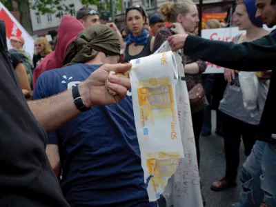 - ilustrativna fotografijaeuro, evro, devalvacija evra, toaletni papir, inflacija- mednarodni protesti proti varčevalnim ukrepom, "Blockupy Frankfurt"//FOTO: Tomaž Zajelšnik