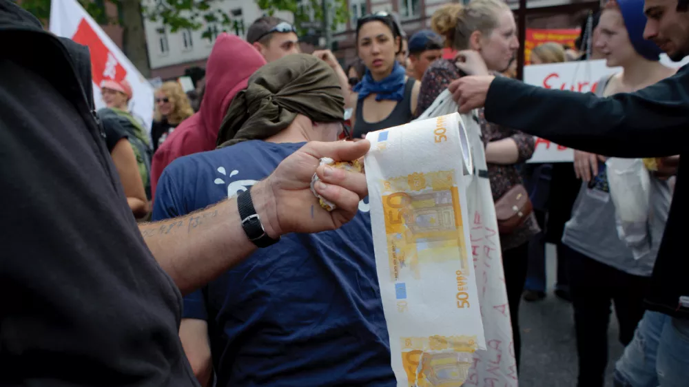 - ilustrativna fotografijaeuro, evro, devalvacija evra, toaletni papir, inflacija- mednarodni protesti proti varčevalnim ukrepom, "Blockupy Frankfurt"//FOTO: Tomaž Zajelšnik