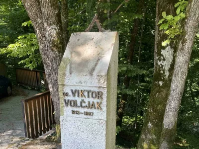 Cerkno, Dolenji Novaki.V noci na cetrtek je neznani storilec ukradel bronasti kip Viktorja Volcjaka, ki je bil postavljen v blizini vhoda v bolnico Franja v Dolenjih Novakih.Foto: Mestni muzej Idrija