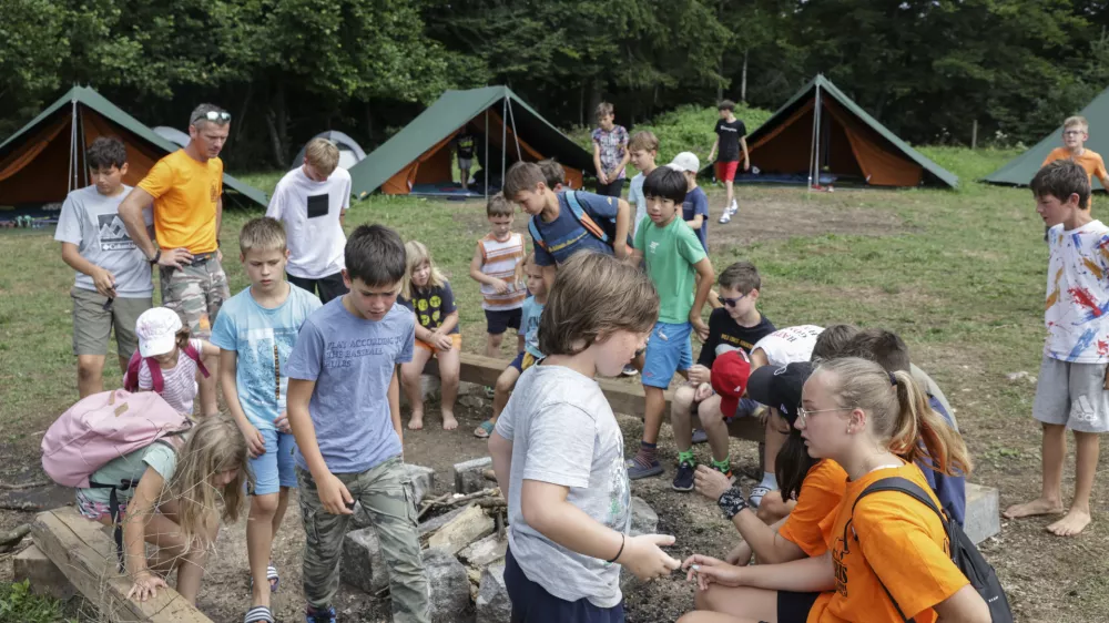 - 19.07.2023 – Ekološka kmetija Godičevo na Blokah - Šola preživetja v naravi Laris - poletni survival tabor za otroke - //FOTO: Jaka Gasar / Foto: Jaka Gasar