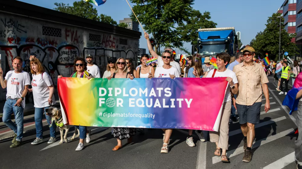 - LGBT skupnost, Britanska ambasada,- 14.06.2025. - Parada ponosa 2025.//Foto: Bojan Velikonja