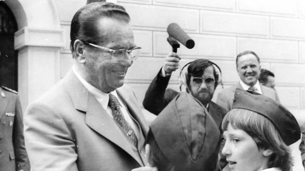 Tito s pionirji v Ljubljani, v ozadju je opaziti tudi prvega človeka slovenskih komunistov v sedemdesetih Franceta Popita