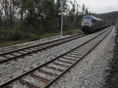 ﻿- podjetje Tegrad, gradnja železnic - železniški odsek med Postojno in Pivko - sanacija železniške infrastrukture - popravilo vozne mreže za napajanje električnih vlakov - železnice - železniška proga - Drugi Tir - simbolična fotografija- 01.10.2014 - odpravljanje posledic po ledeni ujmi - sanacija po žledolomu - žledolom - ledena ujma -  ///FOTO: Luka CjuhaOPOMBA: ZA OBJAVO V PRILOGI – DNEVNIKOV OBJEKTIV - REPORTAŽA 2014.