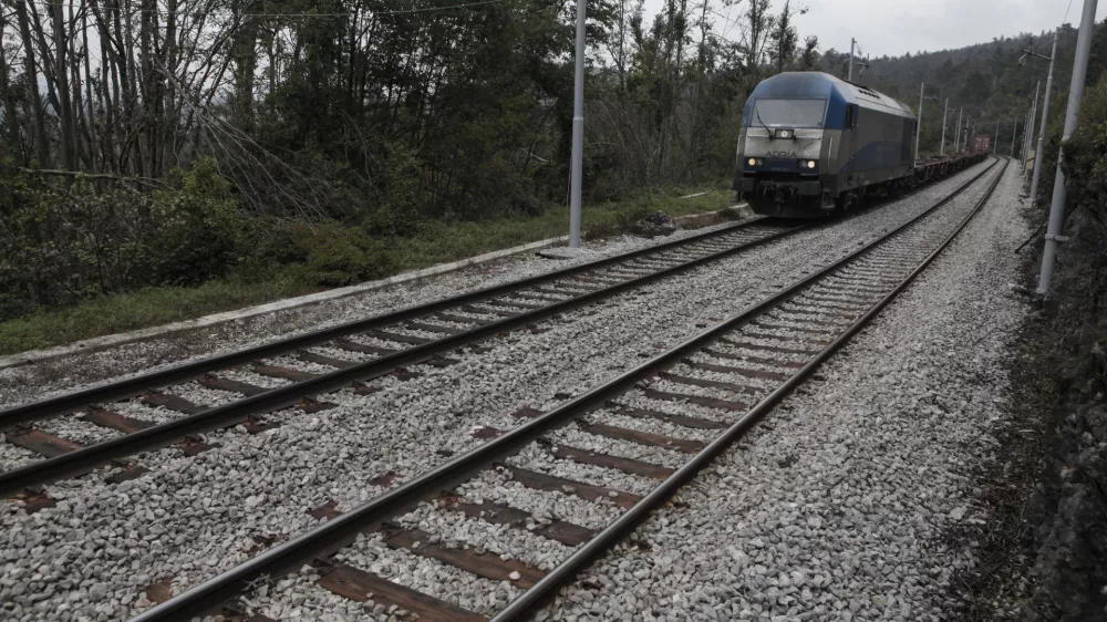﻿- podjetje Tegrad, gradnja železnic - železniški odsek med Postojno in Pivko - sanacija železniške infrastrukture - popravilo vozne mreže za napajanje električnih vlakov - železnice - železniška proga - Drugi Tir - simbolična fotografija- 01.10.2014 - odpravljanje posledic po ledeni ujmi - sanacija po žledolomu - žledolom - ledena ujma -  ///FOTO: Luka CjuhaOPOMBA: ZA OBJAVO V PRILOGI – DNEVNIKOV OBJEKTIV - REPORTAŽA 2014.