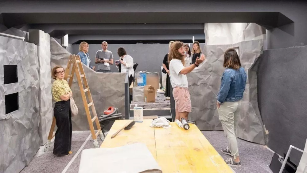 V tem sklopu bo na ogled ekološka umetniška instalacija, za katero so uporabili smeti iz pred kratkim očiščenega kraškega brezna. F Valter Leban