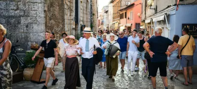 La Mula de Parenzo je interpretativni sprehodi med gledališčem, glasbo in zgodbami. F TZ Poreč