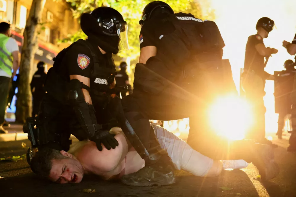 Law enforcement officers detain a demonstrator, during an anti-government protest demanding snap elections, in Belgrade, Serbia, June 28, 2025. REUTERS/Marko Djurica   TPX IMAGES OF THE DAY