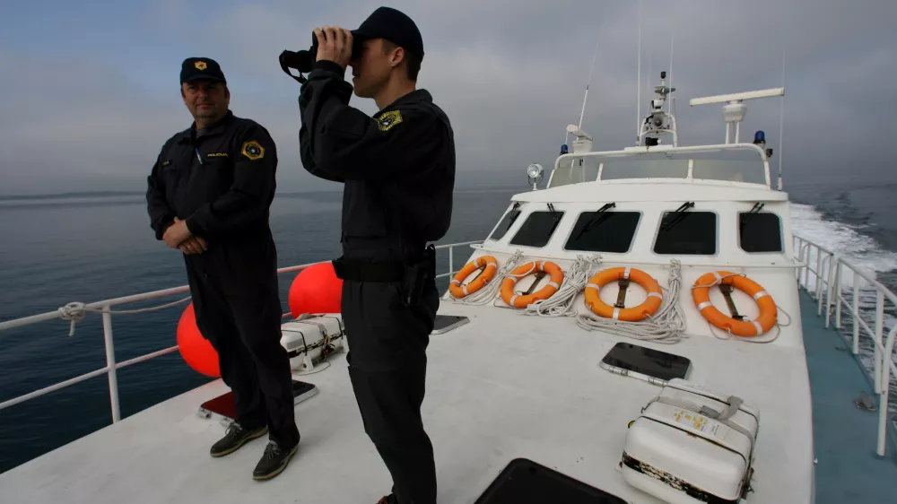 - Policija - policijski čoln P-111- Slovensko morje - primorska - pomorščaki -  ///FOTO: Tomaž SkaleOPOMBA: ZA OBJAVO V PRILOGI – DNEVNIKOV OBJEKTIV - REPORTAŽA