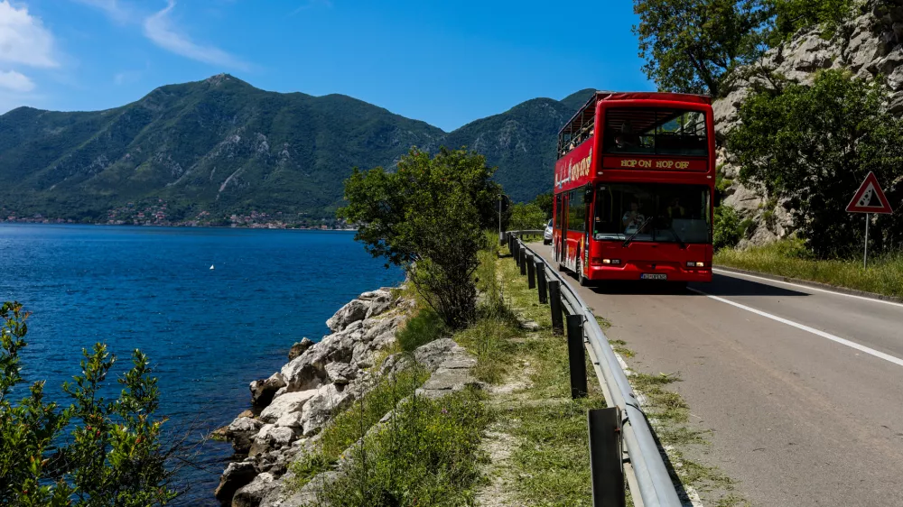 - Na poti od Herceg Novog do Svetog Štefana.- Cesta ob obali v okolici Kotorja.- Boka Kotorska, Črna Gora- Turistični avtobus, turizem- 28.05.2025. - Reportaža o Jadranski magistrali ob 60. obletnici izgradnje in 70. obletnici začetka gradnje.- Jadranska magistrala, cesta, hrvaška obala.OPOMBA: ZA OBJAVO V OBJEKTIVU!//FOTO: Bojan Velikonja
