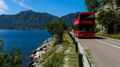 - Na poti od Herceg Novog do Svetog Štefana.- Cesta ob obali v okolici Kotorja.- Boka Kotorska, Črna Gora- Turistični avtobus, turizem- 28.05.2025. - Reportaža o Jadranski magistrali ob 60. obletnici izgradnje in 70. obletnici začetka gradnje.- Jadranska magistrala, cesta, hrvaška obala.OPOMBA: ZA OBJAVO V OBJEKTIVU!//FOTO: Bojan Velikonja