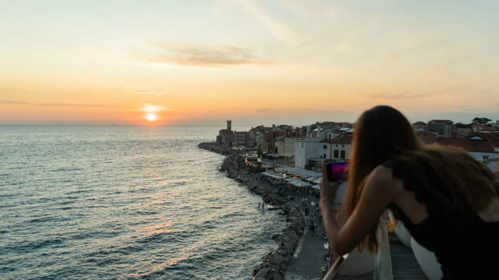 Terasi 99 poleg pestre ponudbe in sobotnih DJ večerov nudi nepozaben razgled na sončni zahod. F Hotel Piran