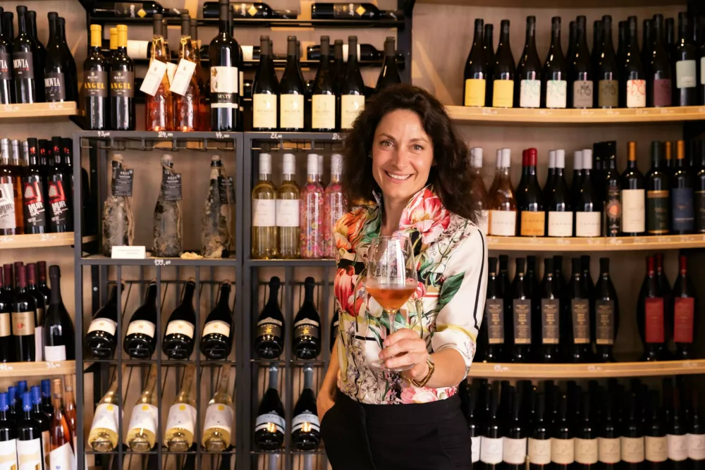 V poletnih mesecih pa veliko pozornosti namenijo tudi vinskim večerom v hotelski enoteki. F Hotel Piran