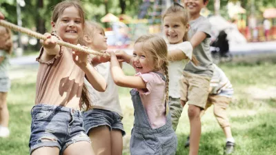 Group of kids playing tug of war / Foto: Gpointstudio