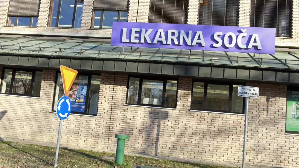 ﻿Lekarna URI Soča, Univerzitetni rehabilitacijski inštitut, Linhartova 51 v Ljubljani  - 28.11.2013 - protest lekarn - Večina lekarn po Sloveniji za eno uro protestno zaprla svoja vrata zaradi nespoštovanja zakona o lekarniški dejavnosti, pri čemer v Lekarniški zbornici Slovenije izpostavljajo primer v Postojni, kjer Lekarna Ljubljana odpira svojo enoto.//FOTO: Luka Cjuha