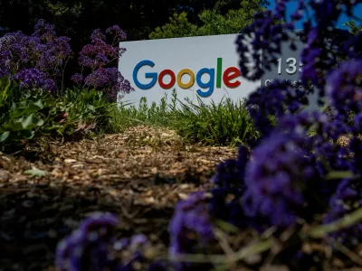 FILE PHOTO: A Google logo is seen at a company research facility in Mountain View, California, U.S., May 13, 2025. REUTERS/Carlos Barria/File Photo