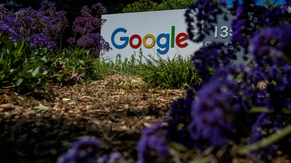 FILE PHOTO: A Google logo is seen at a company research facility in Mountain View, California, U.S., May 13, 2025. REUTERS/Carlos Barria/File Photo