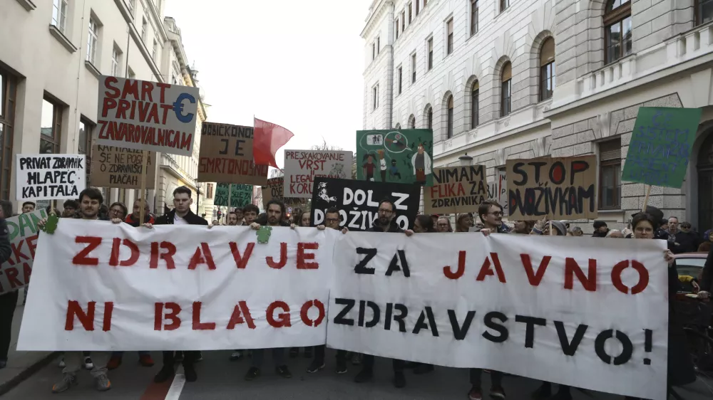 - 07.04.2023 - Protestni shod iniciative Glas ljudstva na Svetovni dan zdravja - Pohod za javno zdravstvo z Javno tribuno &ndash;zahtevali interventni zakon, v katerem predlagajo re&scaron;itve za krepitev javnega zdravstva - paket dveh zakonskih sprememb, ukinitev dopolnilnega zdravstvenega zavarovanja in predlog za pravičnej&scaron;i davek - protest //FOTO: Luka Cjuha