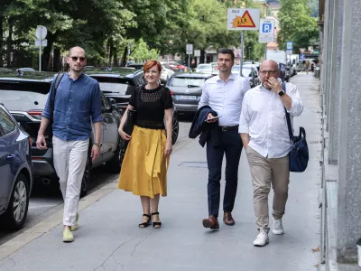 Matej Tašner Vatovec, Asta Vrečko, Jani Prednik- 30.06.2025 - Koalicijski partnerji se bodo pri premierju Robertu Golobu sestali na t.i. mini koalicijskem vrhu. Golob bo po nedavnem sprejetju deklaracije o zvišanju obrambnih izdatkov članic Nata na pet odstotkov BDP do leta 2035 stranki SD in Levico, ki sta podpori dogovoru nasprotovali, podrobneje seznanil s potekom pogajanj in koraki pri pripravi akcijskega načrta glede investicij za izpolnitev ciljev na področje obrambe//FOTO: Jaka Gasar