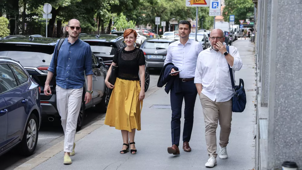 Matej Tašner Vatovec, Asta Vrečko, Jani Prednik- 30.06.2025 - Koalicijski partnerji se bodo pri premierju Robertu Golobu sestali na t.i. mini koalicijskem vrhu. Golob bo po nedavnem sprejetju deklaracije o zvišanju obrambnih izdatkov članic Nata na pet odstotkov BDP do leta 2035 stranki SD in Levico, ki sta podpori dogovoru nasprotovali, podrobneje seznanil s potekom pogajanj in koraki pri pripravi akcijskega načrta glede investicij za izpolnitev ciljev na področje obrambe//FOTO: Jaka Gasar
