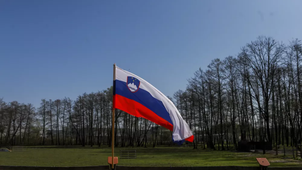 slovenska zastava12.04.2025 - Ovčarska Spring Trial 2025 – Mednarodna tekma v pašnji ovac v Sloveniji - Klub pašnih psov Slovenije - pasma Border CollieFoto: Luka Cjuha