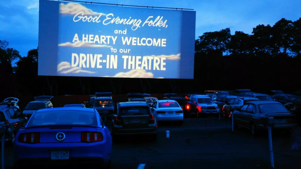 Wellfleet, MA, USA July 8, 2009 The Wellfleet Drive In welcomes its guests to their outdoor theater before the start of their feature movie / Foto: Kirkikis