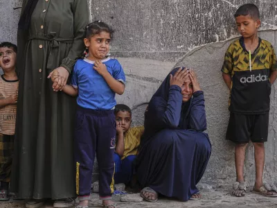 Relatives of Palestinians killed in Israeli strikes on the Gaza Strip mourn their deaths at Shifa Hospital in Gaza City, Saturday, June 28, 2025. (AP Photo/Jehad Alshrafi) / Foto: Jehad Alshrafi