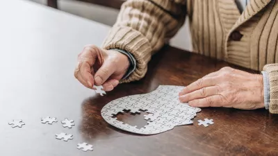 cropped view of senior man playing with puzzles / Foto: Lightfieldstudios