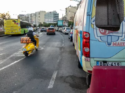 Na otoku je zelo veliko avtomobilov, avtobusi niso zanesljivi, kolesarjev pa skoraj ni. / Foto: iStock