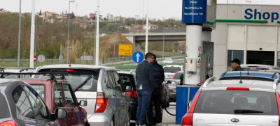 OMV bencinski servis ŠkofijeGužva na črpalki, ki jo povzročajo italijanski vozniki zaradi cenejšega goriva.//foto: Bojan Velikonja