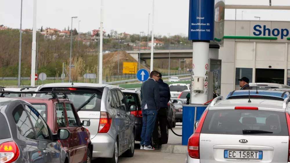 OMV bencinski servis ŠkofijeGužva na črpalki, ki jo povzročajo italijanski vozniki zaradi cenejšega goriva.//foto: Bojan Velikonja