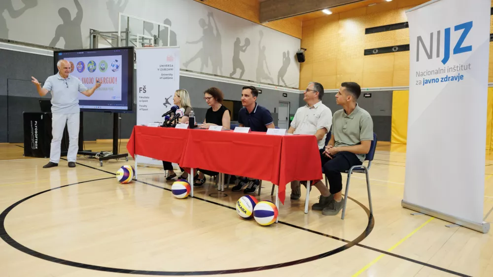 Ljubljana, Fakulteta za sport.Novinarska konferenca NIJZ in ministrstva za zdravje o uzivanju energijskih pijac med mladostniki ter predstavitev najnovejsih podatkov, strokovnih opozoril in ukrepov za zascito zdravja otrok in mladih.