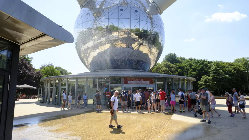 Belgija, Bruselj.Turisti poskusajo najti senco med vrocinskim valom 1. julija 2025 v Bruslju v Belgiji.Atomium, ki so ga inzenir Andre Waterkeyn ter arhitekta Andre in Jean Polak zasnovali za svetovno razstavo v Bruslju leta 1958, bo moral zapreti svoja vrata, saj bodo zaradi konstrukcije iz nerjavecega jekla v naslednjih dneh v notranjosti vladale izjemno visoke temperature.