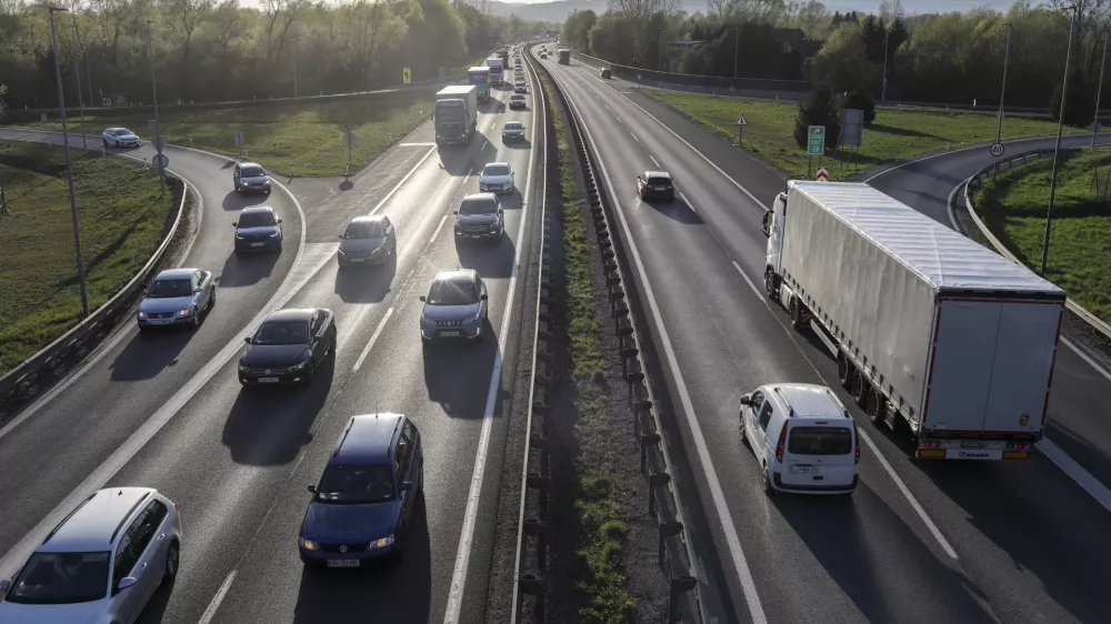 - 14.04.2022 – Ljubljanska južna obvoznica - zgoščen promet zaradi velikonočnih praznikov /FOTO: Jaka Gasar
