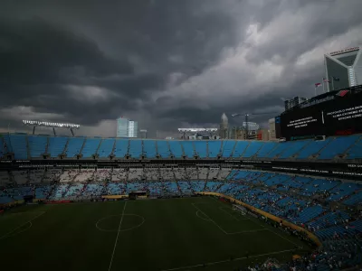 Soccer Football - FIFA Club World Cup - Round of 16 - Benfica v Chelsea - Bank of America Stadium, Charlotte, North Carolina, U.S. - June 28, 2025 General view inside the stadium after referee Slavko Vincic signals a weather delay to the match REUTERS/Mike Segar   TPX IMAGES OF THE DAY
