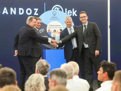 - Robert Golob, Predsednik RS,- Richard Saynor, izvršni direktor Sandoz,- Glenn A. Gerecke, direktor proizvodnje Sandoz,- Gregor Makuc, glavni izvršni direktor Leka,- 01.07.2025. - Simbolična položitev temeljnega kamna za 400-milijonsko naložbo družbe Lek Sandoz v obrat za proizvodnjo podobnih bioloških zdravil.//FOTO: Bojan Velikonja
