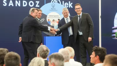 - Robert Golob, Predsednik RS,- Richard Saynor, izvršni direktor Sandoz,- Glenn A. Gerecke, direktor proizvodnje Sandoz,- Gregor Makuc, glavni izvršni direktor Leka,- 01.07.2025. - Simbolična položitev temeljnega kamna za 400-milijonsko naložbo družbe Lek Sandoz v obrat za proizvodnjo podobnih bioloških zdravil.//FOTO: Bojan Velikonja