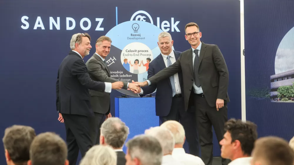 - Robert Golob, Predsednik RS,- Richard Saynor, izvršni direktor Sandoz,- Glenn A. Gerecke, direktor proizvodnje Sandoz,- Gregor Makuc, glavni izvršni direktor Leka,- 01.07.2025. - Simbolična položitev temeljnega kamna za 400-milijonsko naložbo družbe Lek Sandoz v obrat za proizvodnjo podobnih bioloških zdravil.//FOTO: Bojan Velikonja