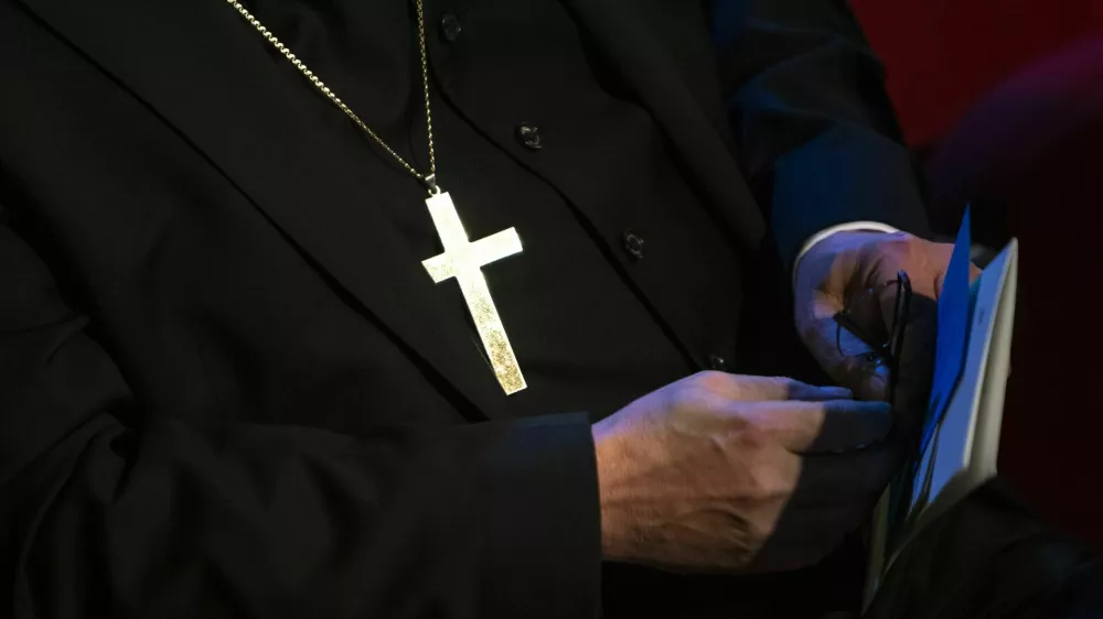 Nekdanji duhovnik Anton Kmet ne bo sedel na zatožno klop zaradi domnevne spolne zlorabe mladoletne osebe. 