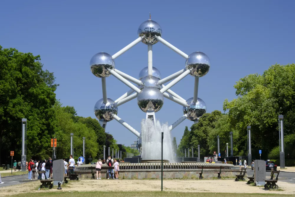 Belgija, Bruselj.Turisti poskusajo najti senco med vrocinskim valom 1. julija 2025 v Bruslju v Belgiji.Atomium, ki so ga inzenir Andre Waterkeyn ter arhitekta Andre in Jean Polak zasnovali za svetovno razstavo v Bruslju leta 1958, bo moral zapreti svoja vrata, saj bodo zaradi konstrukcije iz nerjavecega jekla v naslednjih dneh v notranjosti vladale izjemno visoke temperature.