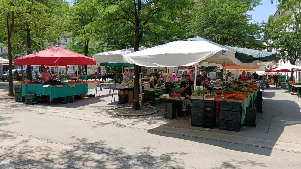 Češnje, ljubljanska tržnica, sadje, branjevec, branjevka.