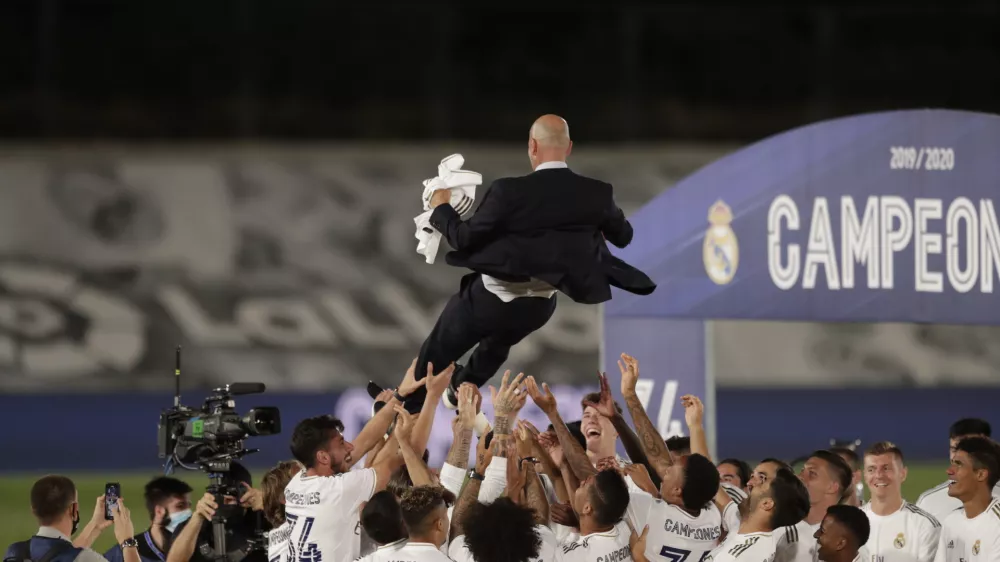 ﻿Real Madrid's players throw on the air their head coach Zinedine Zidane, as they celebrate after winning the Spanish La Liga 2019-2020 following a soccer match between Real Madrid and Villareal at the Alfredo di Stefano stadium in Madrid, Spain, Thursday, July 16, 2020. (AP Photo/Bernat Armangue) / Foto: Bernat Armangue